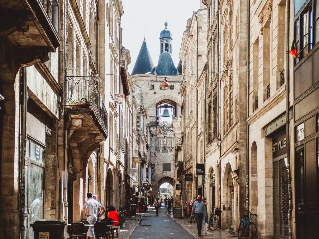 Know better the city of Bordeaux (France) by Virtual tour